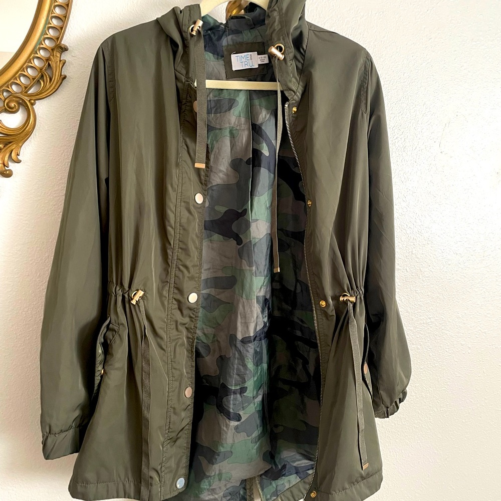 SOLD! ❌Time and Tru green zip up rain jacket medium camo lining hooded